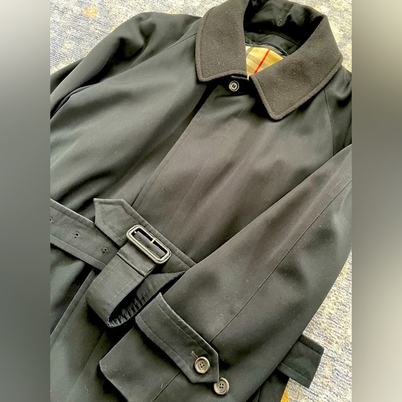 Stylish Burberry long trench coat with removable liner. - Picture 6 of 16